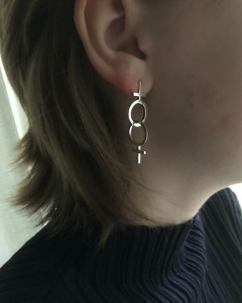 Sisterhood - handgjorda örhängen i återvunnet silver med kvinnosymbol