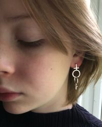 Sisterhood - handgjorda örhängen i återvunnet silver med kvinnosymbol