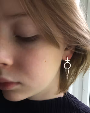 Sisterhood - handgjorda örhängen i återvunnet silver med kvinnosymbol