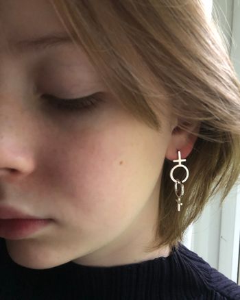 Sisterhood - handgjorda örhängen i återvunnet silver med kvinnosymbol