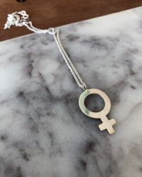 Venus - handgjort halsband i återvunnet silver med kvinnosymbol