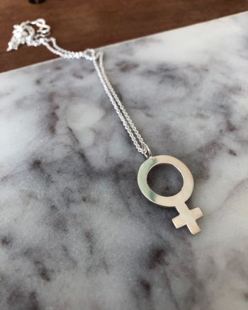 Venus - handgjort halsband i återvunnet silver med kvinnosymbol