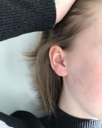 Venus-stud - litet örhänge i återvunnet silver med kvinnosymbol
