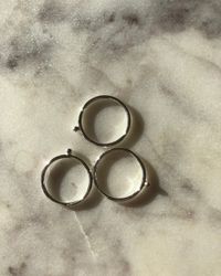 One - ring med en silverkula i återvunnet silver