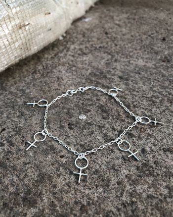 Sisterhood multi - handtillverkat silverarmband med kvinnosymboler