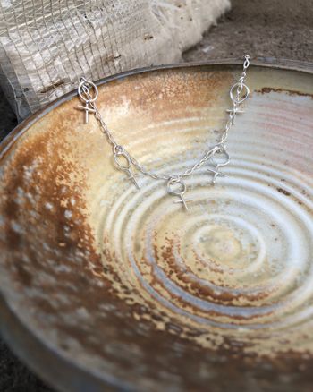 Sisterhood multi - handtillverkat silverarmband med kvinnosymboler
