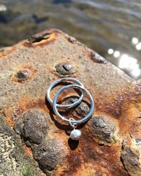 Dangle - enkel ring med liten kula i återvunnet silver