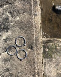 One - ring med en silverkula i återvunnet silver
