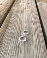 Molten/Ear - handgjorda örhängen i återvunnet silver