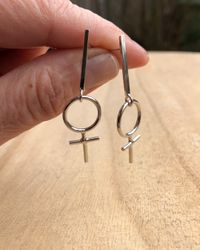 Venus Strict - örhängen i silver med kvinnosymbol