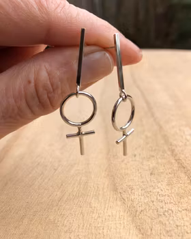 Venus Strict - örhängen i silver med kvinnosymbol
