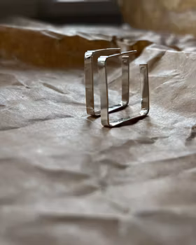 Square - enkla örhängen i återvunnet silver