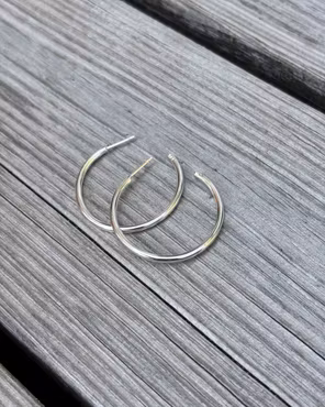 Hoops - enkla örhängen i återvunnet silver