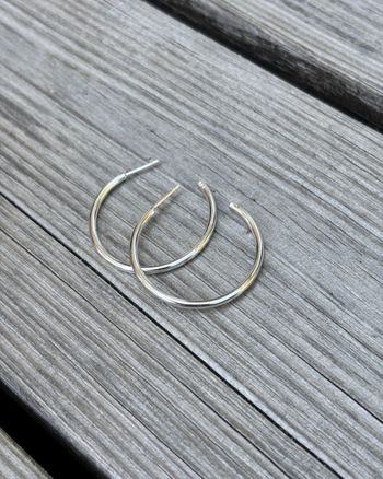 Hoops - enkla örhängen i återvunnet silver
