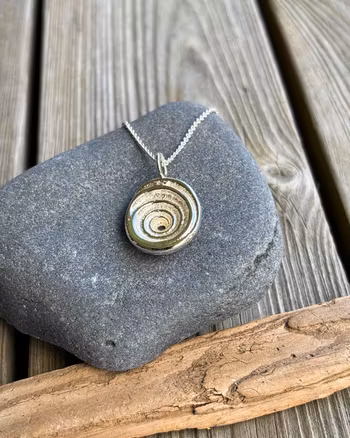 Shell - gjutet halsband i återvunnet silver