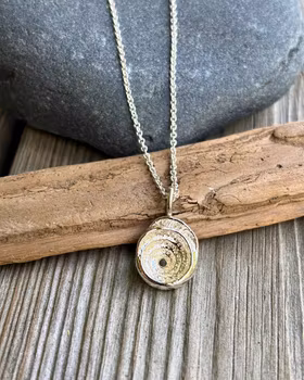 Shell small - gjutet halsband i återvunnet silver