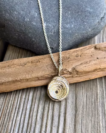 Shell small - gjutet halsband i återvunnet silver