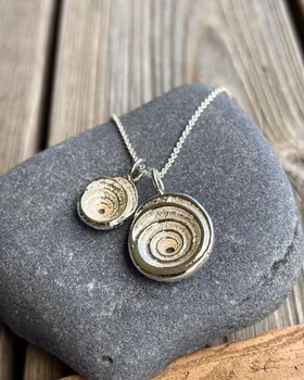 Shell small - gjutet halsband i återvunnet silver