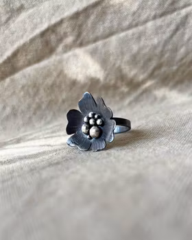 Flower - handgjord ring i återvunnet silver
