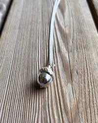 Acorn - gjutet halsband i återvunnet silver