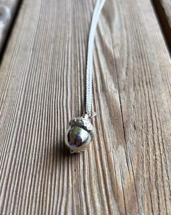 Acorn - gjutet halsband i återvunnet silver