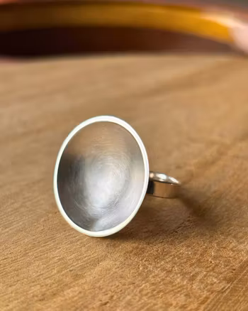 Disc  - ring i återvunnet silver