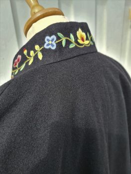 Cape til Gudbrandsdalbunad med broderier på kraven
