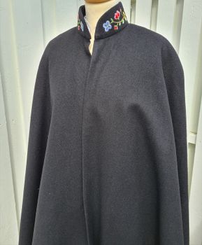 Cape til Gudbrandsdalbunad med broderier på kraven