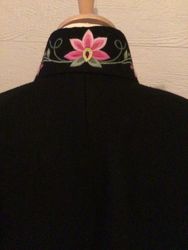 Cape til Lundeby bunad med broderier på kraven