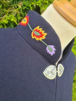 Cape til Gamle Valdres med broderier på kraven.