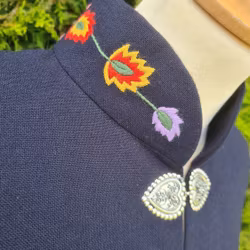 Cape til Gamle Valdres med broderier på kraven.