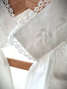 Brodert linskjorte til Lundeby bunad