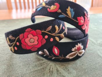Broderte hårbøyler til Trønderbunadene