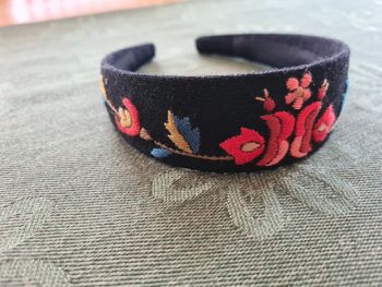 Broderte hårbøyler til Trønderbunadene
