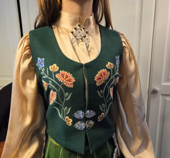 Silkeskjorte med puffermer TILBUD PÅ ENKELTE FARGER