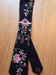 Slips med Lundeby broderi. blå/ sort