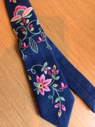Slips med Lundeby broderi. blå/ sort