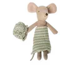 Maileg Spa Mus Storasyster Blå med Handduk, Badmössa och Guld Badkar - Wellness Mouse