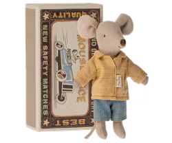 Maileg Storebror Mus i Bäddad Ask med Gul Rutig Skjorta och Blå Byxor