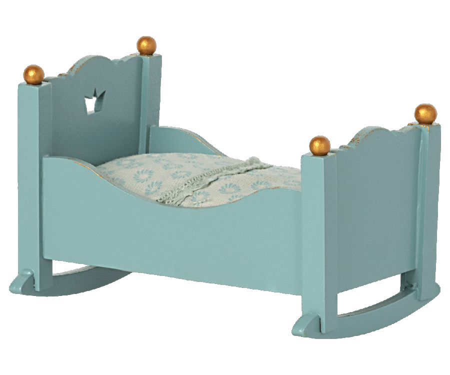 Maileg Liten Vagga i Trä Blå med Guld Knoppar och Blå Blommig Bäddning med Spets