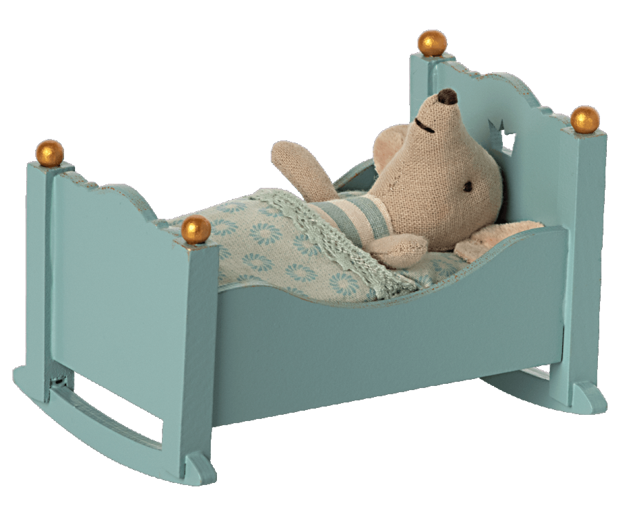 Maileg Liten Vagga i Trä Blå med Guld Knoppar och Blå Blommig Bäddning med Spets