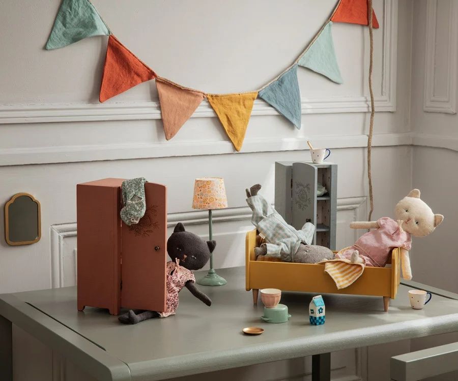 Maileg Stor Säng i Trä Gul - Wooden Bed Teddy Träsäng med Målade Detaljer Blommor