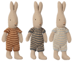 Maileg Kaninbebis Micro Rabbit Med Randig Sparkdräkt Ljusblå Blå