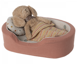 Maileg Cosy Basket Medium - Hund/Kattbädd med Kudde och Filt Corall