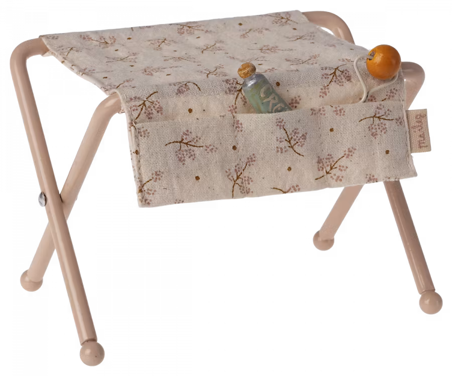 Maileg Skötbord Baby Mus Blommigt Rosa med Skallra och Kräm Tub