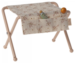 Maileg Skötbord Baby Mus Blommigt Rosa med Skallra och Kräm Tub