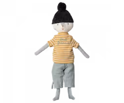 Maileg Katt Pojke i Ask med Kläder och Stickad Mössa