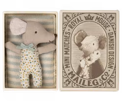 Maileg Baby Mus i Bäddad Ask Pojke med Prickig sparkdräkt