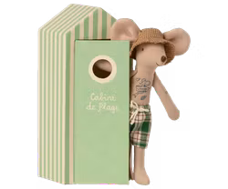 Maileg Pappa Mus Strandmus i Grön Badhytt med Rutiga Badbyxor, Solhatt och Tatueringar