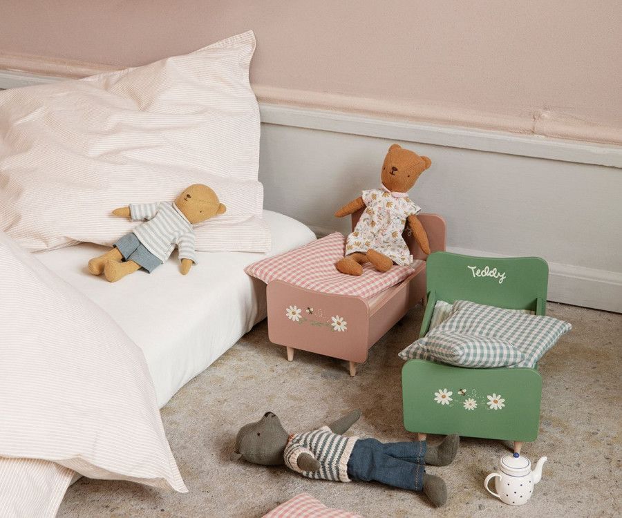 Maileg Stor Säng i Trä Rosa - Wooden Bed Teddy Träsäng med Målade Detaljer Blommor
